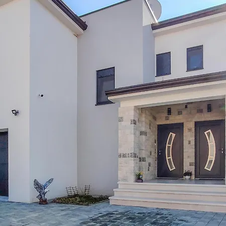 Apartman Lovely In With Wifi Porec